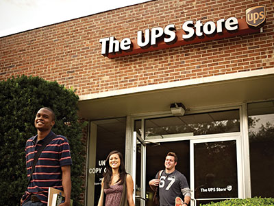 Estudiantes saliendo de una tienda en Florida State University